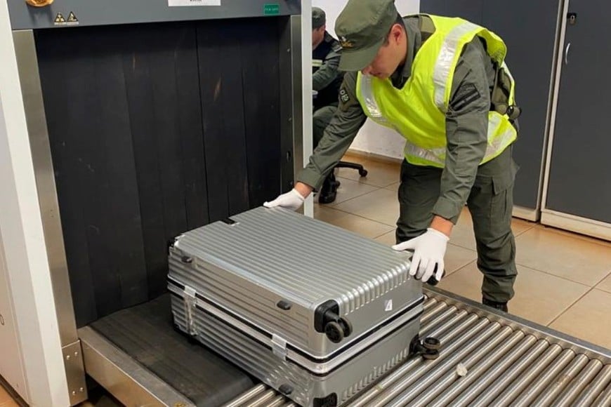 Escanearon dos valijas y detectaron un doble fondo con 23 kilos de cristales de metanfetaminas. Crédito: Gendarmería Nacional.