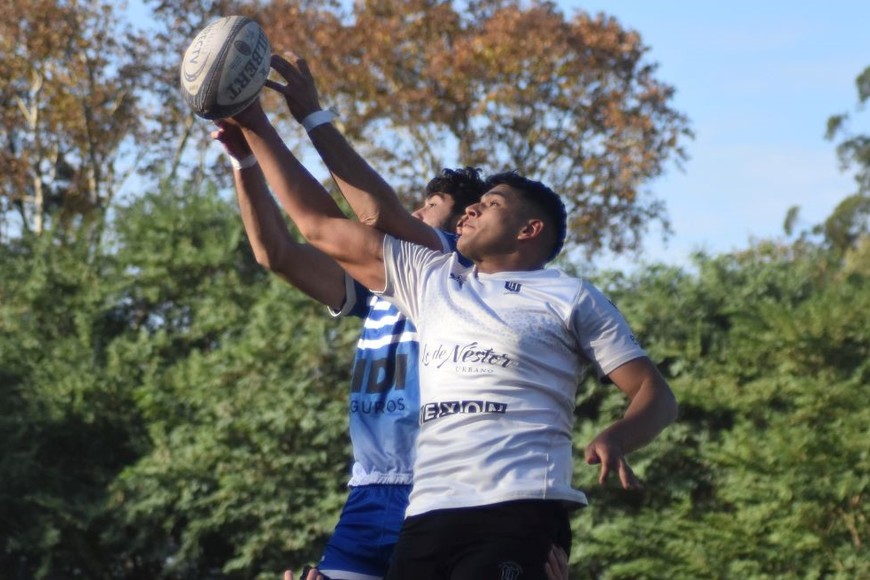 Parejo como este line fue el partido que en Cabaña Leiva protagonizaron La Salle y Universitario. Crédito: Luis Cetraro.