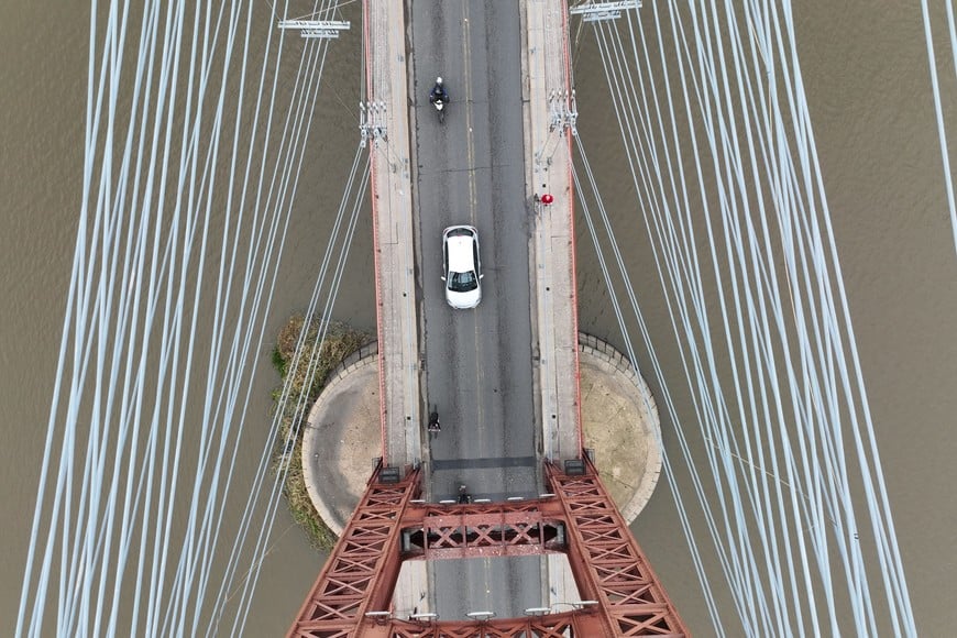 El puente Colgante cumplió 95 años. Obra de ingeniería incomparable, cruza la laguna Setúbal y es uno de los símbolos de la ciudad. Inaugurado el 8 de junio de 1928, se derrumbó por la inundación de 1983 y fue reconstruido en 2002. Es Monumento Histórico Nacional.