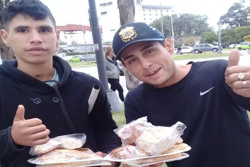 Todos los días la ONG recorre la ciudad para entregar las porciones de comida. Foto: Gentileza