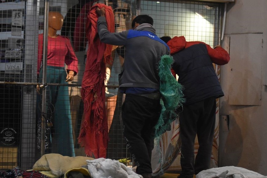 Con la llegada del frío, la ropa de abrigo y las frazadas son una gran necesidad para quienes pasan la noche a la intemperie.  Foto: Manuel Fabatía