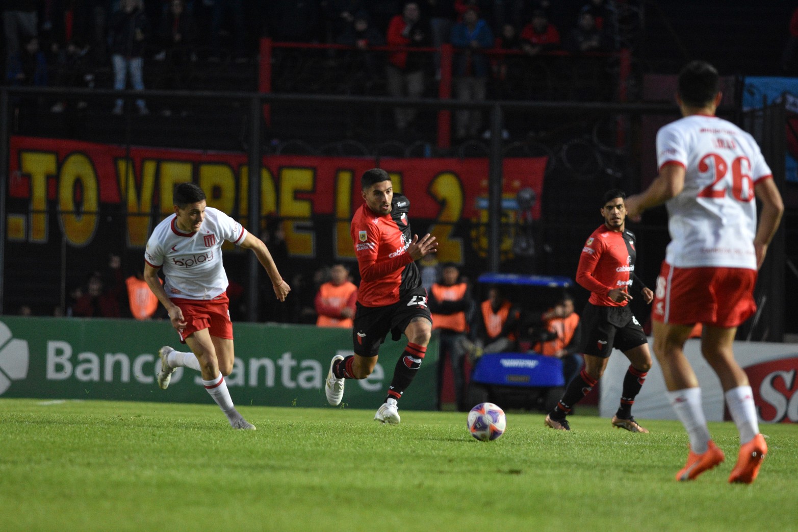Colón le cortó el invicto a Estudiantes. Ganó 1 a 0, con gol de Garcé.
Foto: Manuel Fabatía
