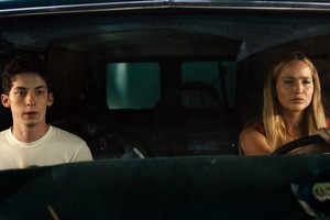 Andrew Barth Feldman y Jennifer Lawrence en “Hazme el favor”, de próximo estreno. Foto: Sony Pictures