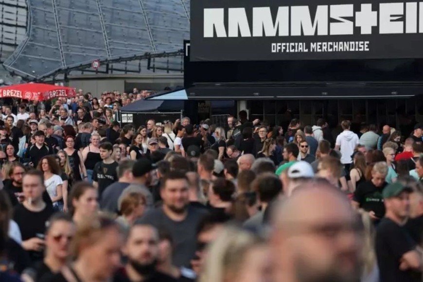 Rammstein ha seguido actuando pese a las acusaciones, en la foto se observa un concierto en Munich el 8 de junio de 2023. Créditos: Anna Szilagy / EFE / EPA