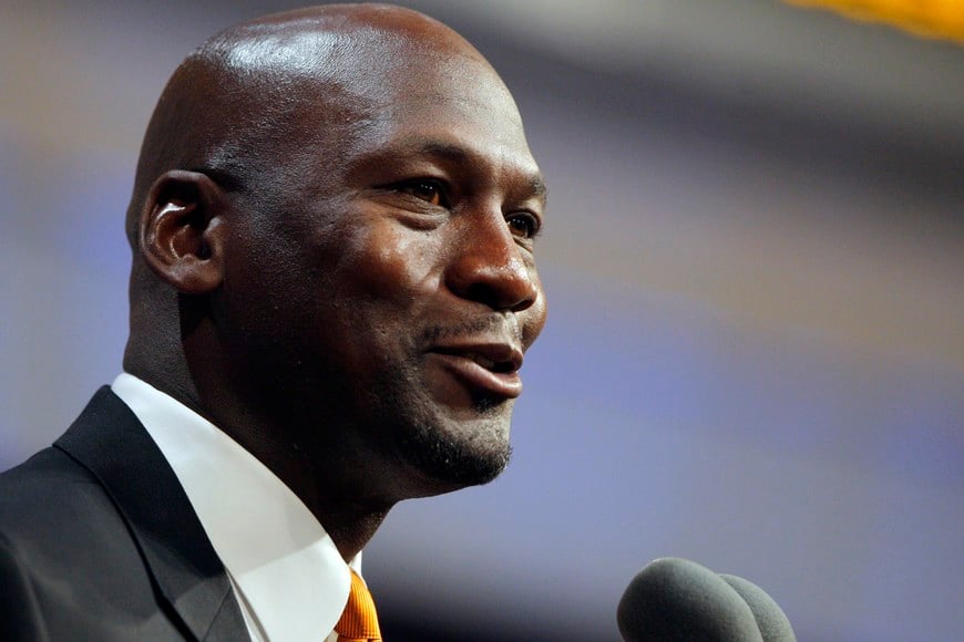 Former NBA player and Class of 2009 inductee Michael Jordan answers a question from a reporter during the 2009 Enshrinement news conference at the Naismith Basketball Hall of Fame in Springfield, Massachusetts September 11, 2009.   REUTERS/Brian Snyder    (UNITED STATES SPORT BASKETBALL) eeuu Massachusetts Springfield Michael Jordan consagracion ex basquetbolista en el Hall de la fama del basquet basquetbol