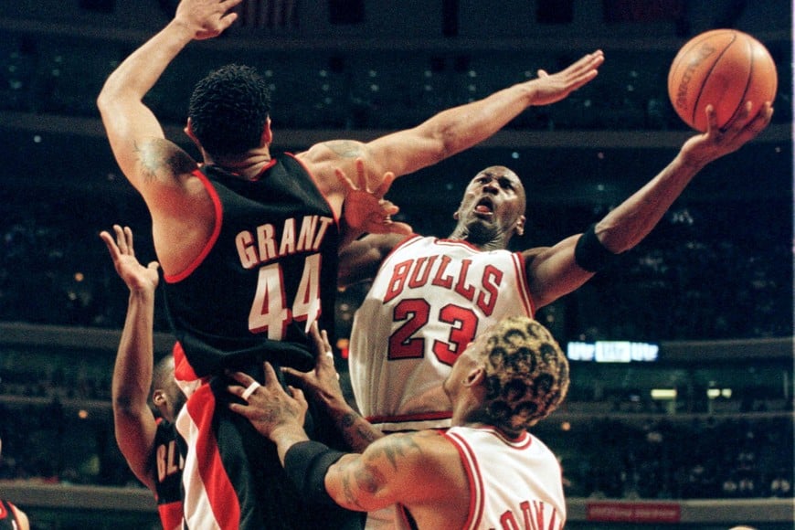 n.b.a basquet basquetbolistas eeuu chicago bulls portland trailblazers michael jordan chi03:sport-nba:chicago,25feb98- chicago bulls guard michael jordan [c] shoots as portland trailblazers brian grant [l] defends and bulls dennis rodman [r] moves in, during the second half of the game in chicago, february 25.      sue-photo by scott olson reuters n.b.a basquet basquetbolistas eeuu chicago bulls portland trailblazers michael jordan
CHI03:SPORT-NBA:CHICAGO,25FEB98- Chicago Bulls' guard Michael Jordan [C] shoots as Portland Trailblazers' Brian Grant [L] defends and Bulls' Dennis Rodman [R] moves in, during the second half of the game in Chicago, February 25.      sue/Photo by Scott Olson REUTERS