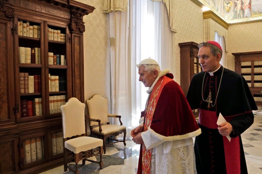 Pope Benedict XVI and his personal secretary Georg Gaenswein leave after meeting Guatemala's President Otto Perez Molina (not pictured), during a private audience at the Vatican February 16, 2013. REUTERS/Alessandra Tarantino/Pool  (VATICAN - Tags: RELIGION POLITICS) ciudad del vaticano benedicto XVI iglesia catolica audiencia del papa con el presidente de guatemala