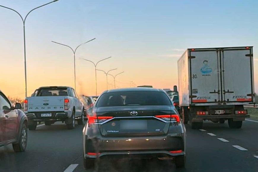 Choque y demoras en acceso por autopista