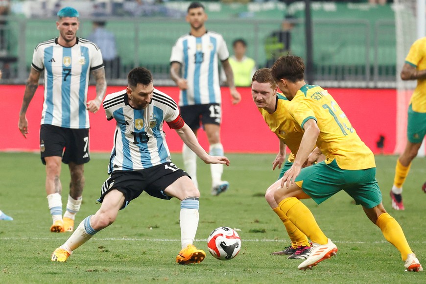 Soccer Football - Friendly - Argentina v Australia - Workers' Stadium, Beijing, China - June 15, 2023
Argentina's Lionel Messi in action with Australia's Kye Rowles and Denis Genreau REUTERS/Thomas Peter