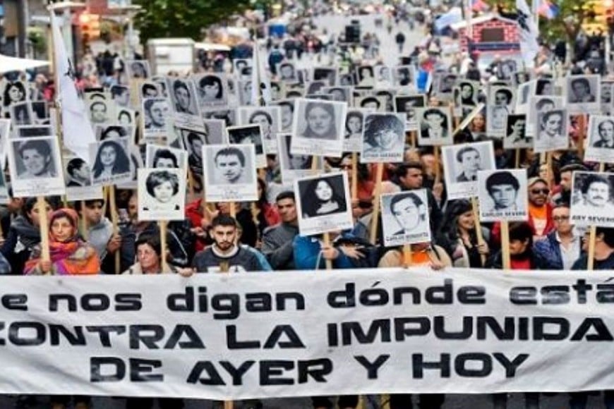 Diciembre de 2021.Los familiares de los desaparecidos por la dictadura uruguaya se encaminan cada año por la avenida 18 de Julio, principal arteria de Montevideo (capital), y otras ciudades de Uruguay para exigir justicia y conocer el paradero de los desaparecidos. Créditos: Telesur.