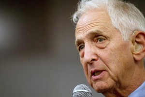 El denunciante Daniel Ellsberg en una conferencia de prensa en Londres, 23 de octubre de 2010 © LEON NEAL / AFP/Archivos