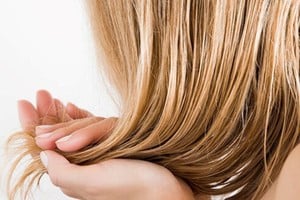 El cuidado adecuado del cabello en esta temporada es fundamental para evitar la sequedad, la falta de brillo y la fragilidad.