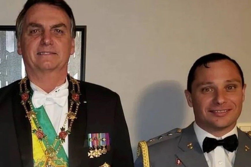 Bolsonaro junto al Teniente Coronel, Mauro Cid, quien se encuentra detenido.
