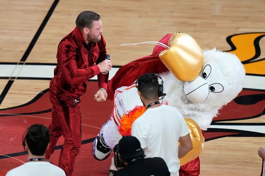 El supuesto incidente ocurrió la misma noche en que McGregor noqueó a la mascota del Heat en un sketch de medio tiempo que salió mal.