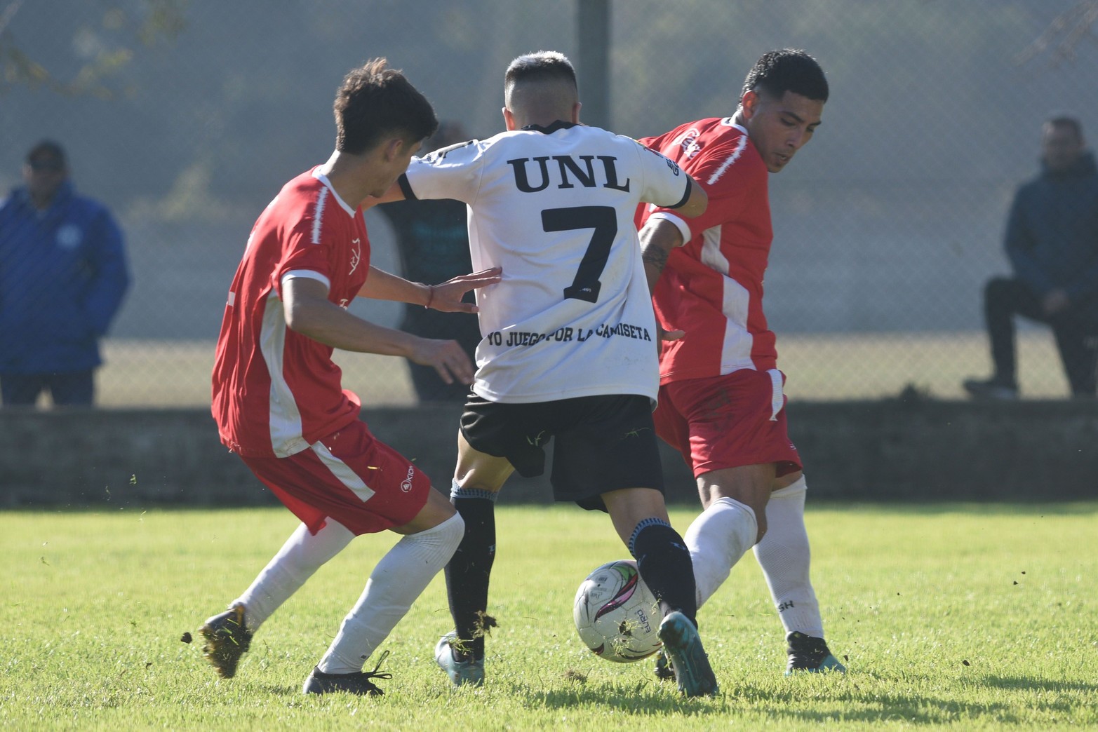 Independiente le ganó 1 a 0 a UNL y lidera las posiciones junto a El Quilla.  Torneo Apertura de la liga Santafesina de fútbol.