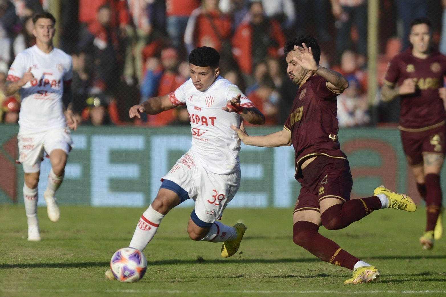 Imanol Machuca intenta despegarse de la marca de Sánchez Miño. Unión empató 1 a 1 con Lanús