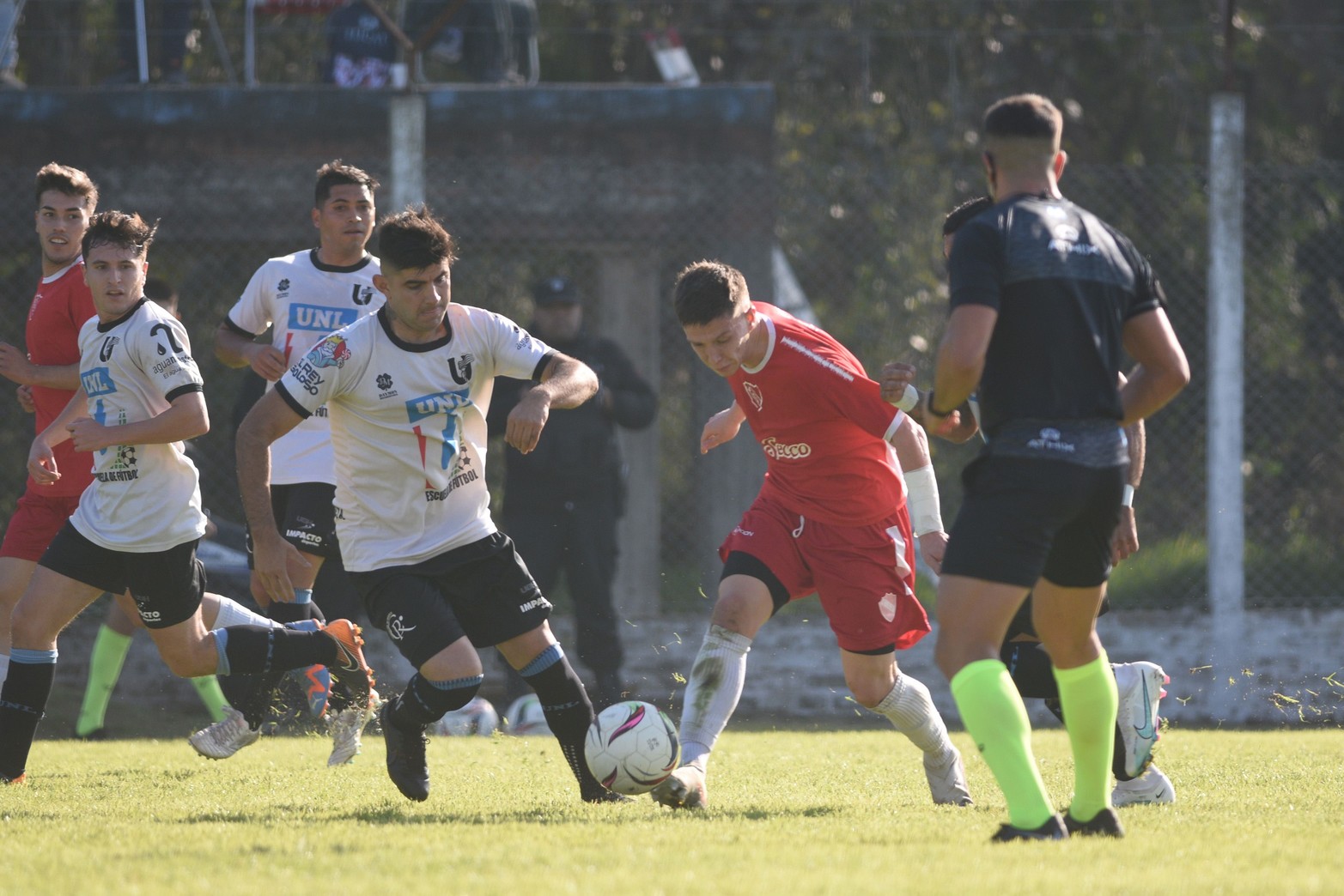 Independiente le ganó 1 a 0 a UNL y lidera las posiciones junto a El Quilla.  Torneo Apertura de la liga Santafesina de fútbol.