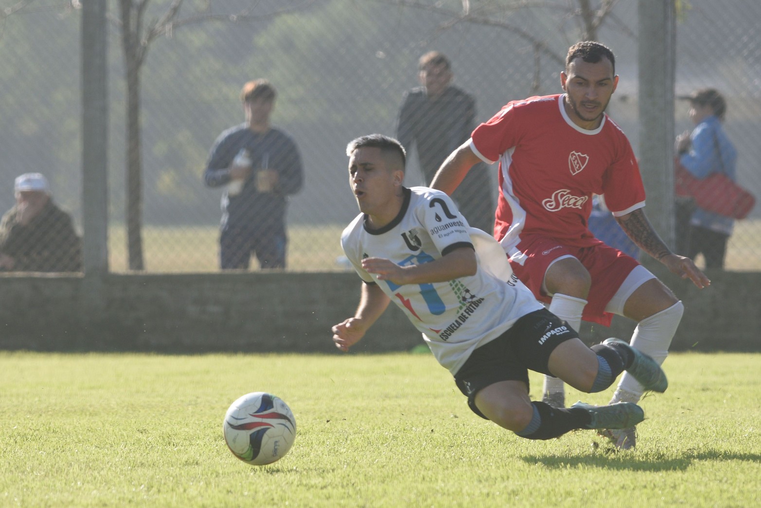 Independiente le ganó 1 a 0 a UNL y lidera las posiciones junto a El Quilla.  Torneo Apertura de la liga Santafesina de fútbol.