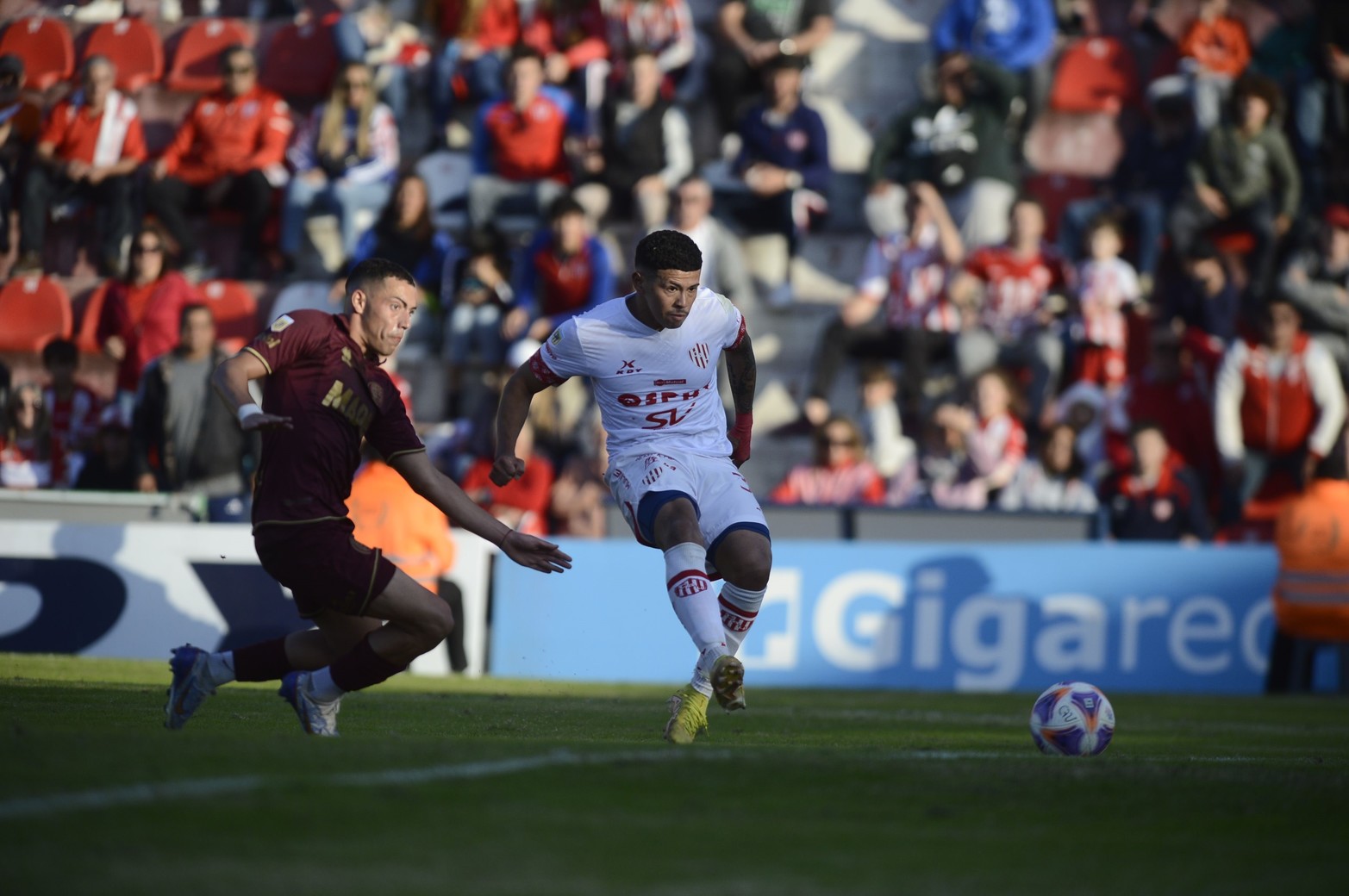 El gol de Unión. Imanol Machuca ya le pegó y la pelota va camino a la red. Unión empató 1 a 1 con Lanús