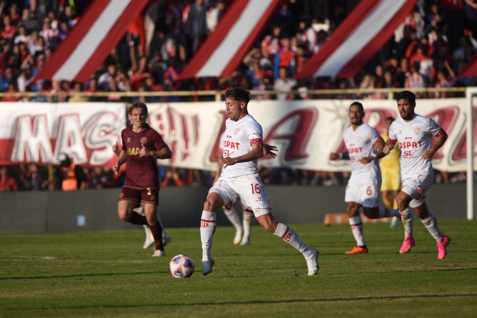 Federico Vera en un avance de Unión que empató 1 a 1 con Lanús.