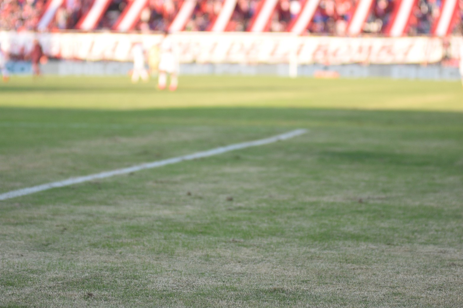 El campo de juego lució con varios manchones amarillos. Unión empató 1 a 1 con Lanús.