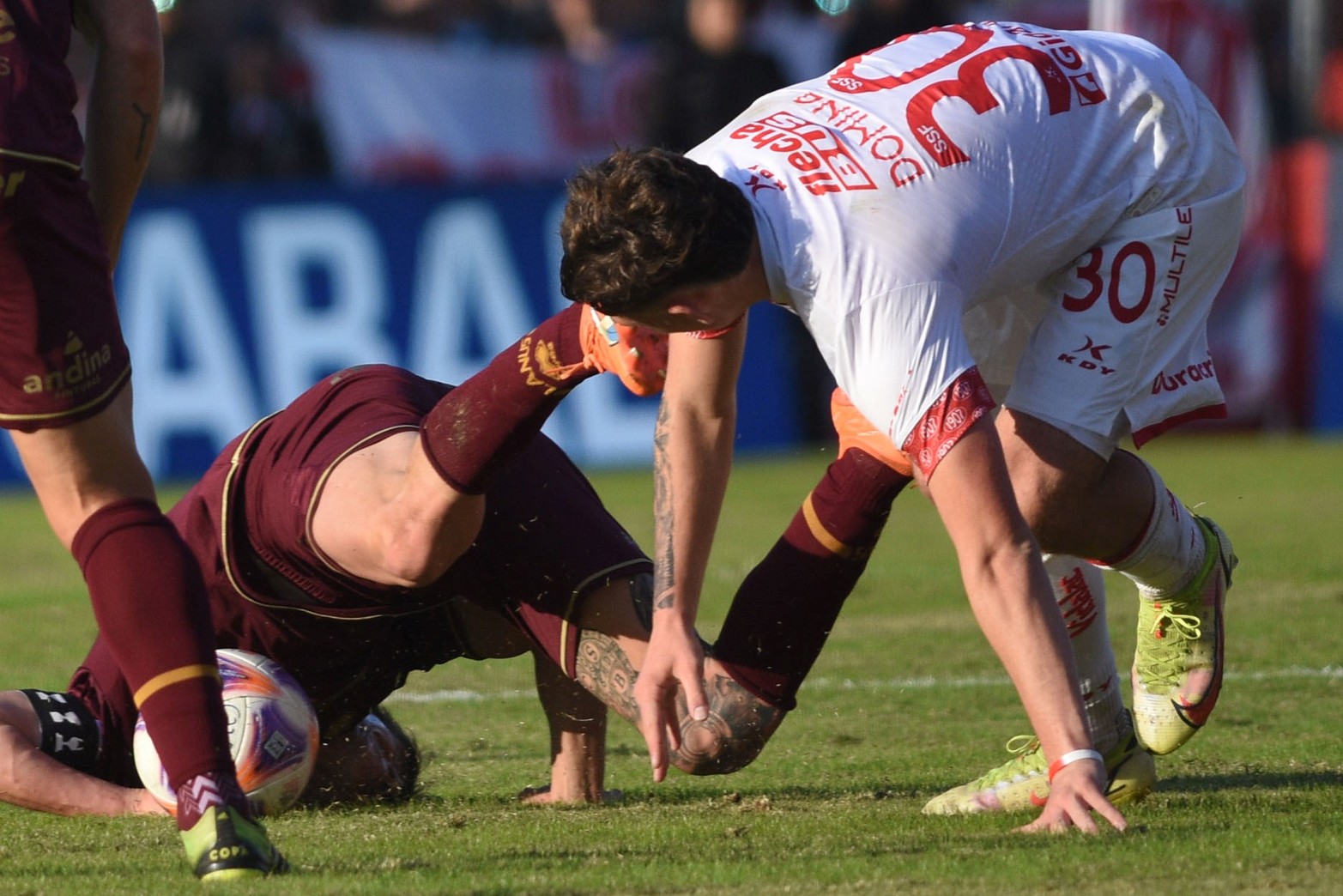 Jerónimo Domina, el pibe de 17 años, pone todo en cada pelota. Unión empató 1 a 1 con Lanús