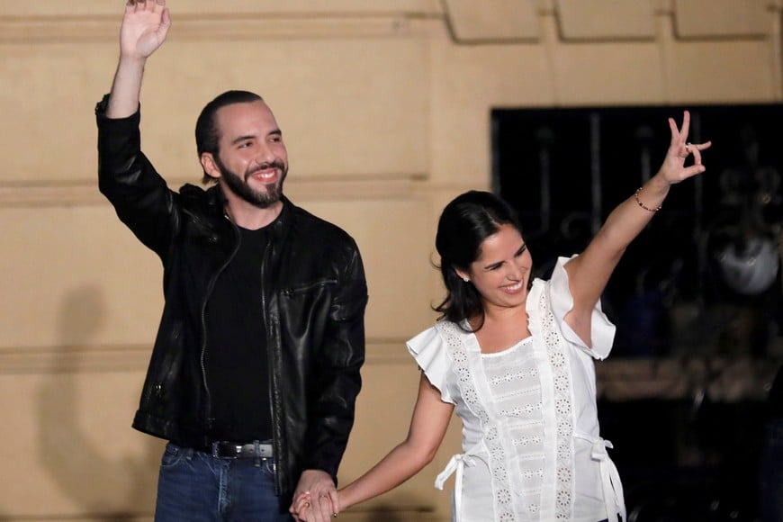 Presidential candidate Nayib Bukele of the Great National Alliance (GANA) and his wife Gabriela de Bukele gesture to their supporters after official results in downtown San Salvador, El Salvador, February 3, 2019. REUTERS/Jose Cabezas el salvador Nayib Bukele el salvador elecciones presidenciales candidatos candidato