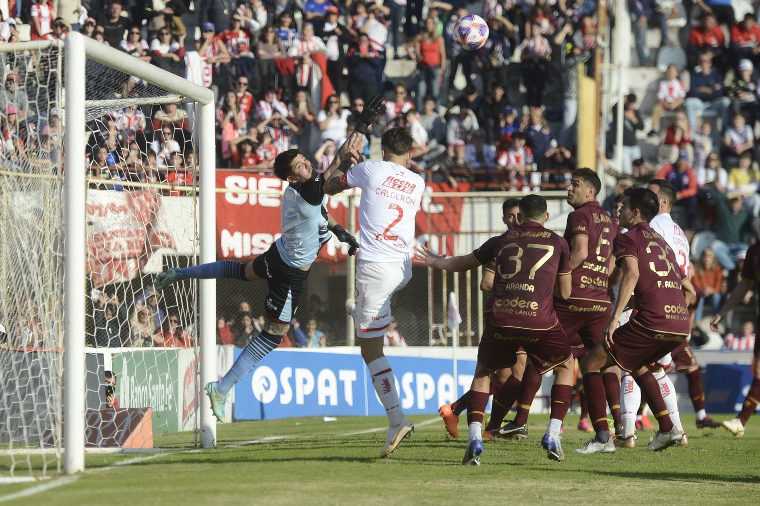 El defensor chaqueño Franco Calderón en una de las que ganó en el área rival. Unión empató 1 a 1 con Lanús