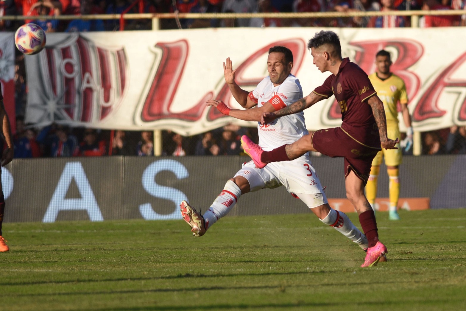 Corvalan, jugó un gran partido en defensa. Unión empató 1 a 1 con Lanús.