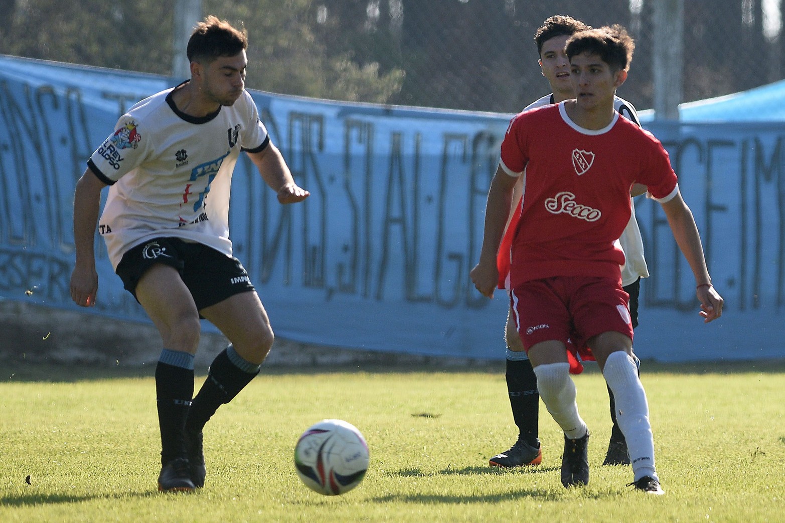 Independiente le ganó 1 a 0 a UNL y lidera las posiciones junto a El Quilla.  Torneo Apertura de la liga Santafesina de fútbol.