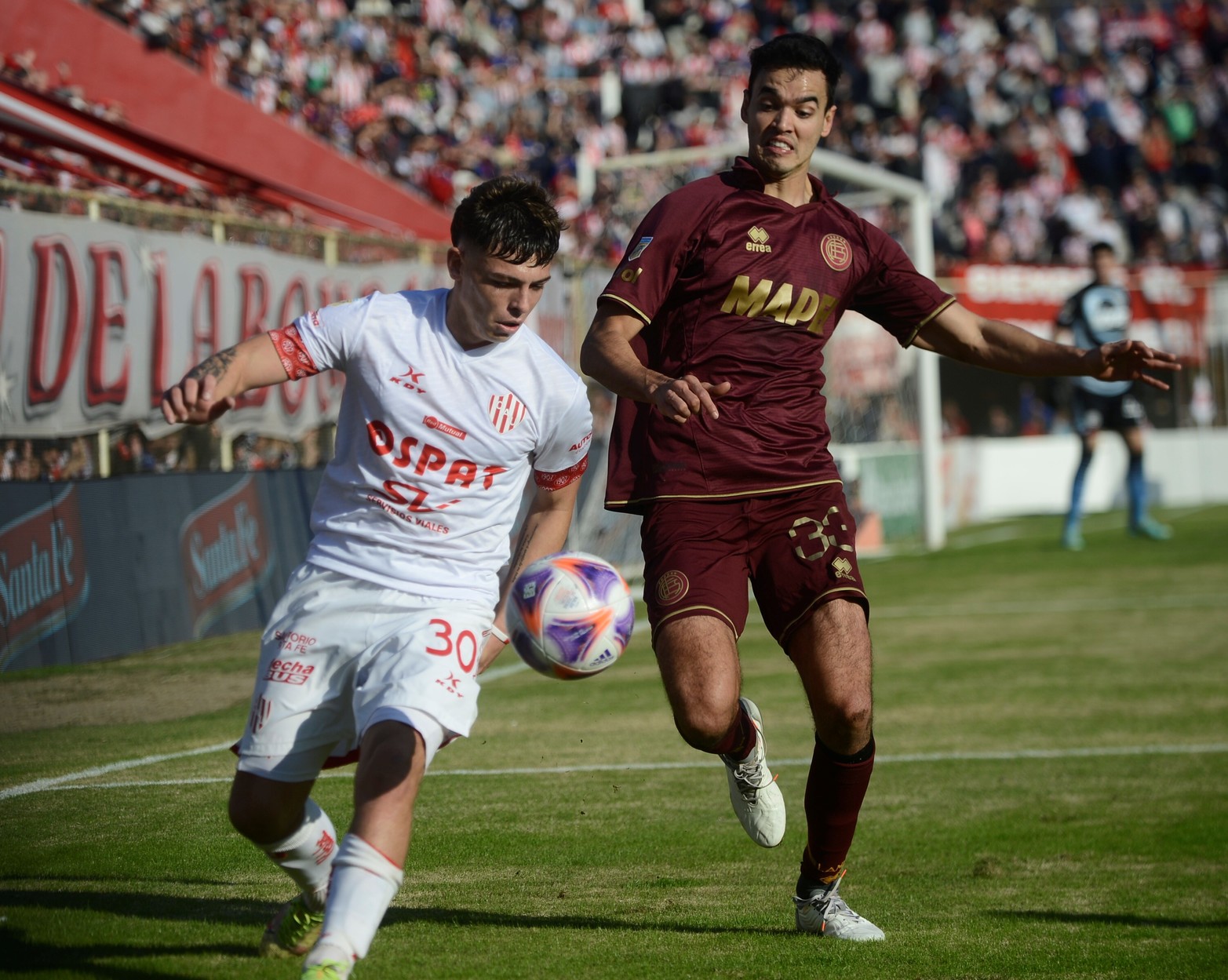 Jerónimo Donima le gana a un defensor de Lanús. Unión empató 1 a 1.