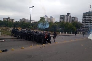 Manifestantes atacaron la Legislatura de Jujuy y se enfrentan a la Policía por la reforma Constitucional.