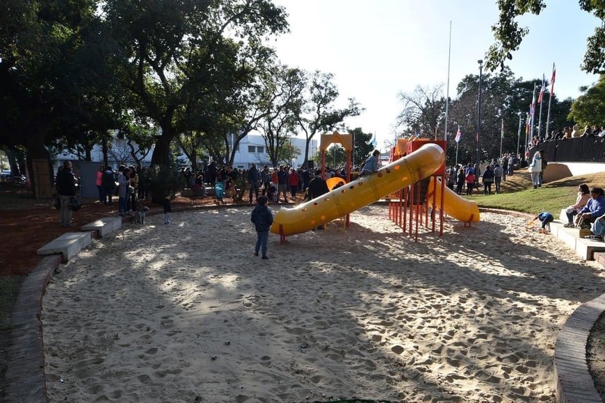 La plaza cuenta con un nuevo sector de juegos infantiles. Foto: Mauricio Garín