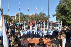 La reinauguración de la Plaza de las Banderas contó con la presencia de estudiantes quienes juraron lealtad a la bandera nacional.  Foto: Mauricio Garín