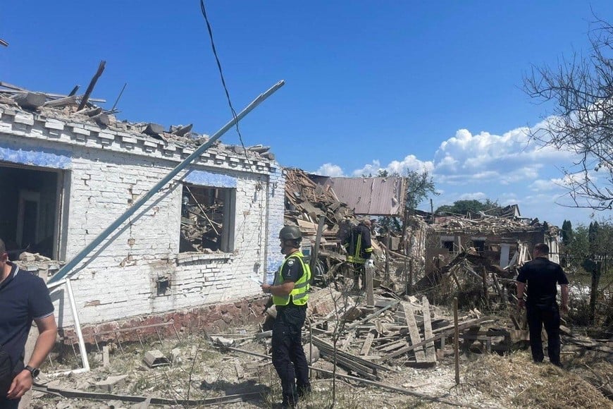 Police officers inspect at the site of a residential area hit by a Russian missile strike in Kyiv region, Ukraine January 16, 2023.  Head of the National Police of Kyiv region Andrii Nebytov via Telegram/Handout via REUTERS ATTENTION EDITORS - THIS IMAGE HAS BEEN SUPPLIED BY A THIRD PARTY.