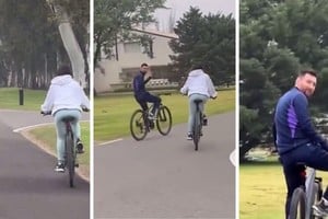 Una fanática de Lio lo cruzó andando en bici junto a su familia. El video se hizo viral al instante.