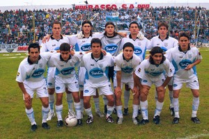 El equipo que hizo historia. Atlético de Rafaela ascendió en tierra mendocina y hubo grandes festejos en el viaje de regreso y hasta la llegada a Rafaela. Crédito: Gustavo Conti