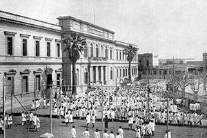 Estudiantes de la actual Escuela Normal Superior Nº 1 "Nicolás Avellaneda", en los patios lindantes a la Plaza Sarmiento, durante un recreo en la década de 1930. Crédito: Gentileza.