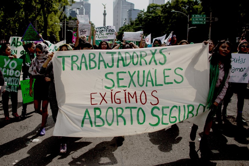 (180808) -- CIUDAD DE MEXICO, agosto 8, 2018 (Xinhua) -- Personas participan en una marcha denominada "Por el aborto legal, seguro y gratuito", en la Ciudad de México, capital de México, el 8 de agosto de 2018. De acuerdo con información de la prensa local, la marcha fue organizada en demanda de aborto legal en todo México, así como en solidaridad con Argentina, donde el miércoles el Senado de ese país vota el proyecto de ley que legaliza el aborto en medio de los encendidos debates a favor y en contra de la iniciativa. (Xinhua/Miguel Tovar) (mt) (da) (vf)

 mexico  marcha protesta a favor de la despenalizacion del aborto