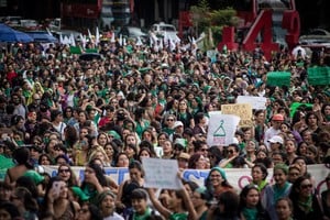 (180808) -- CIUDAD DE MEXICO, agosto 8, 2018 (Xinhua) -- Personas participan en una marcha denominada "Por el aborto legal, seguro y gratuito", en la Ciudad de México, capital de México, el 8 de agosto de 2018. De acuerdo con información de la prensa local, la marcha fue organizada en demanda de aborto legal en todo México, así como en solidaridad con Argentina, donde el miércoles el Senado de ese país vota el proyecto de ley que legaliza el aborto en medio de los encendidos debates a favor y en contra de la iniciativa. (Xinhua/Francisco Cañedo) (fc) (da) (vf)
 mexico  marcha protesta a favor de la despenalizacion del aborto