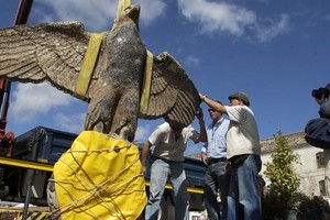 El Graf Speefue tenía un águila con las alas desplegadas y una cruz esvática en el centro.