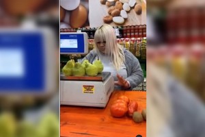 Morena Rial trabajando en un mercado