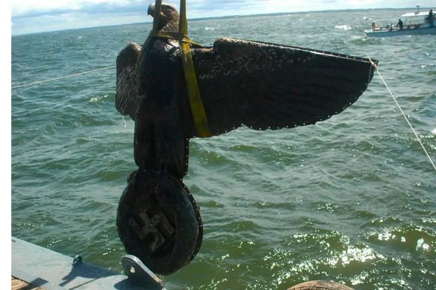 El Graf Speefue tenía un águila con las alas desplegadas y una cruz esvática en el centro.