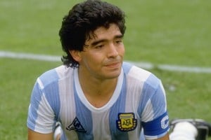 Lanzan las "cartas virtuales" de Maradona.