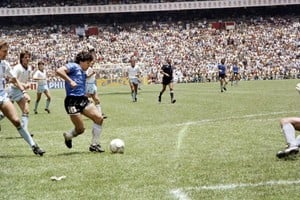 Diego Maradona en el gol del siglo.