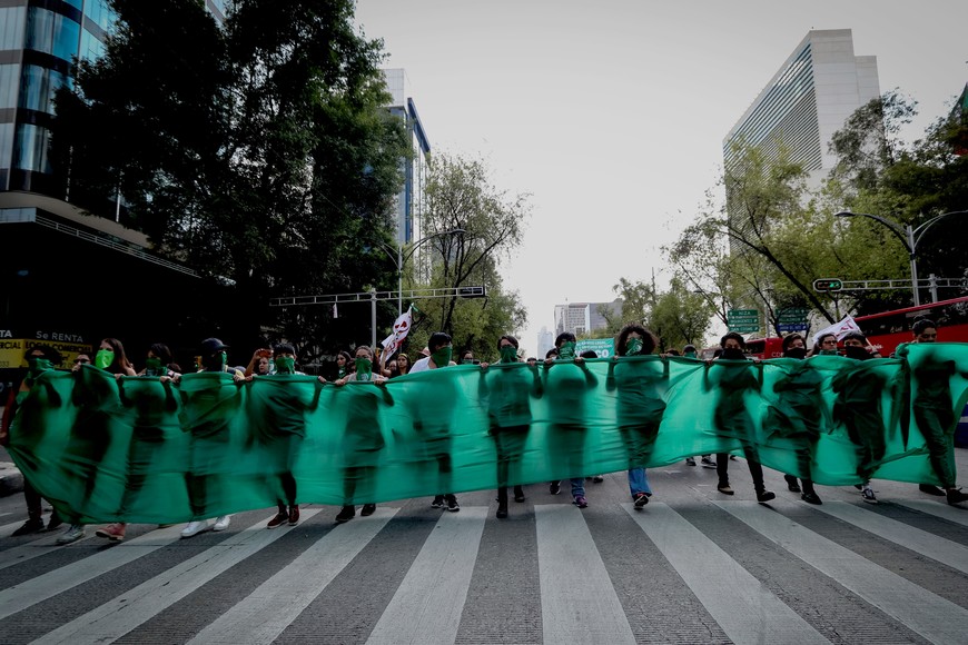 (180808) -- CIUDAD DE MEXICO, agosto 8, 2018 (Xinhua) -- Mujeres participan en una marcha denominada "Por el aborto legal, seguro y gratuito", en la Ciudad de México, capital de México, el 8 de agosto de 2018. De acuerdo con información de la prensa local, la marcha fue organizada en demanda de aborto legal en todo México, así como en solidaridad con Argentina, donde el miércoles el Senado de ese país vota el proyecto de ley que legaliza el aborto en medio de los encendidos debates a favor y en contra de la iniciativa. (Xinhua/Francisco Cañedo) (fc) (da) (vf) mexico  marcha protesta a favor de la despenalizacion del aborto