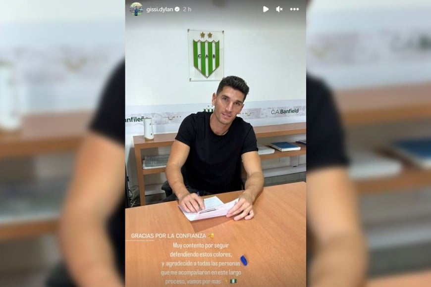 Dylan Gissi luego de la firma por la renovación de su contrato.