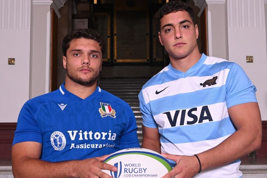 Giovanni Quattrini y Eliseo Chiavassa, capitanes de Italia y Argentina respectivamente. Crédito: World Rugby.