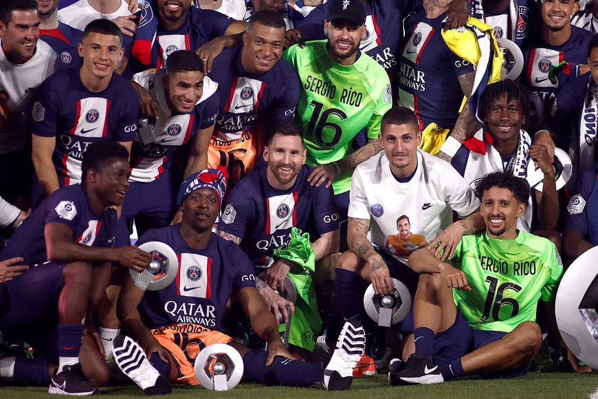 Soccer Football - Ligue 1 - Paris St Germain v Clermont - Parc de Princes, Paris, France - June 3, 2023 
Paris St Germain's Lionel Messi, Neymar, Marquinhos, Marco Verratti, Kylian Mbappe, Achraf Hakimi and teammates celebrate winning the Ligue 1 with the trophy REUTERS/Benoit Tessier