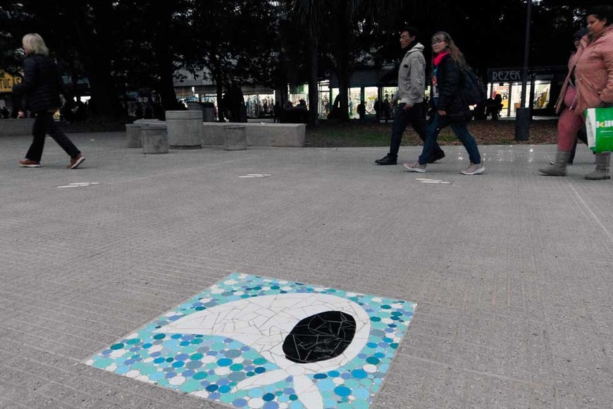 El pañuelo que representa a las Madres de Plaza de Mayo fue elaborado en mosaico por María Luisa Heredia. También hay baldosas que representan a las huellas de las Madres. Crédito: Pablo Aguirre